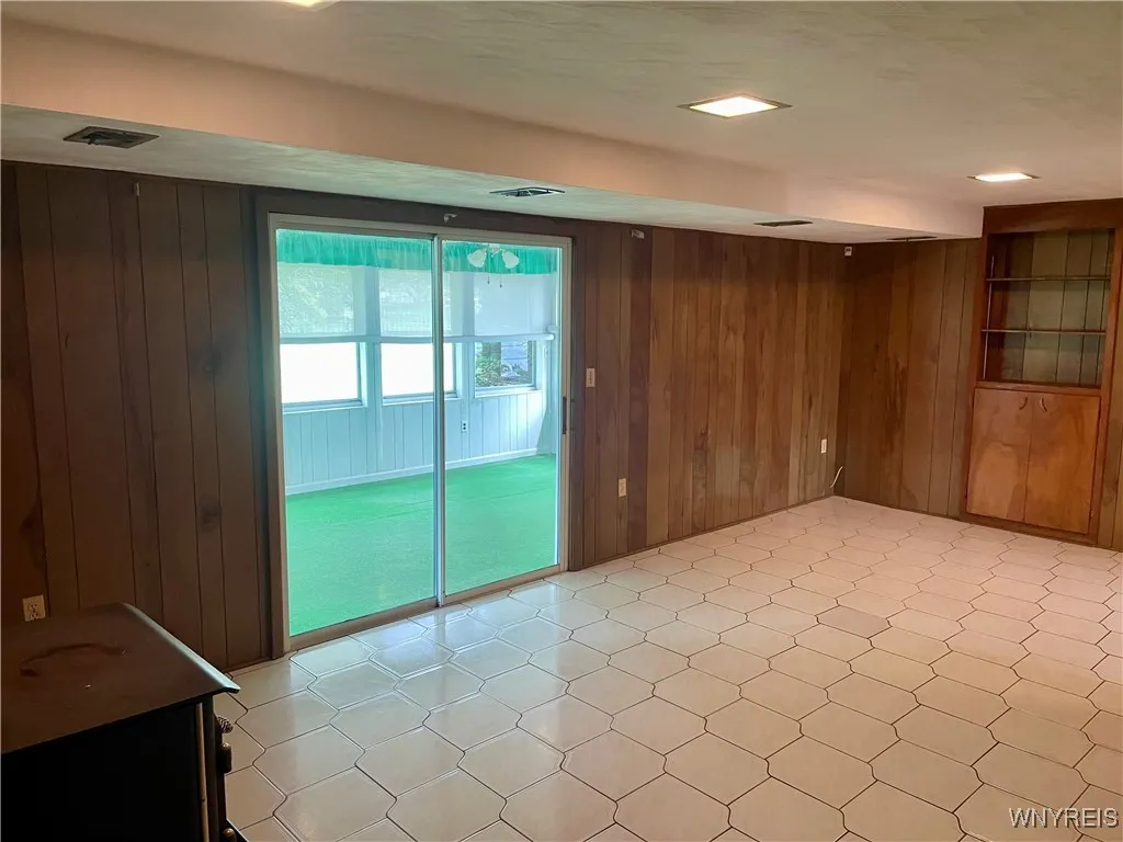 4 Debby Lane, Gates, New York 14606, Gates, New York 14606, 4 Bedrooms Bedrooms, 7 Rooms Rooms,1 BathroomBathrooms,Residential,For Sale,4 Debby Lane, Gates, New York 14606,B1622590