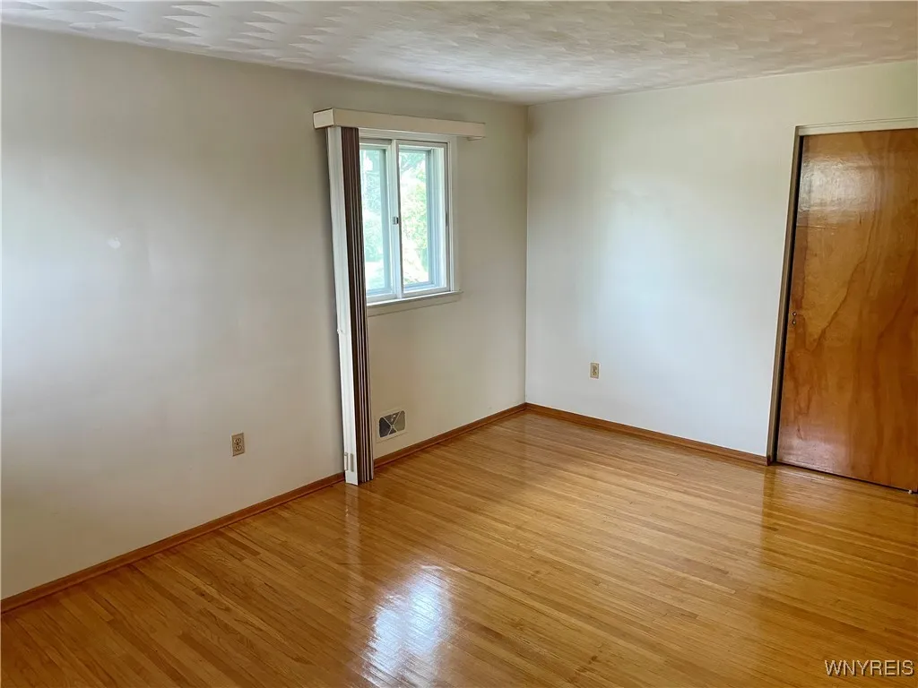 4 Debby Lane, Gates, New York 14606, Gates, New York 14606, 4 Bedrooms Bedrooms, 7 Rooms Rooms,1 BathroomBathrooms,Residential,For Sale,4 Debby Lane, Gates, New York 14606,B1622590