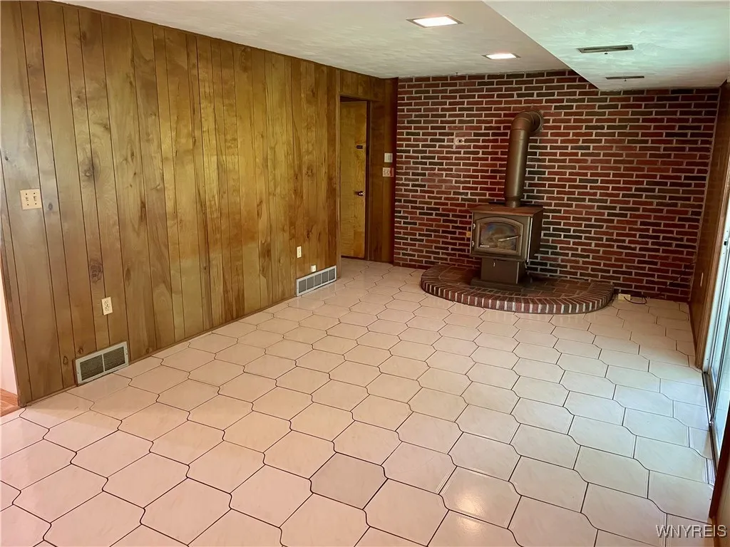 4 Debby Lane, Gates, New York 14606, Gates, New York 14606, 4 Bedrooms Bedrooms, 7 Rooms Rooms,1 BathroomBathrooms,Residential,For Sale,4 Debby Lane, Gates, New York 14606,B1622590
