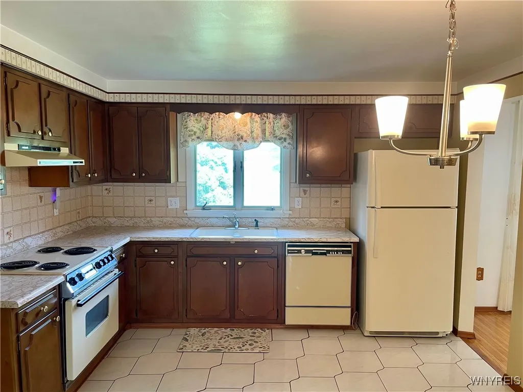 4 Debby Lane, Gates, New York 14606, Gates, New York 14606, 4 Bedrooms Bedrooms, 7 Rooms Rooms,1 BathroomBathrooms,Residential,For Sale,4 Debby Lane, Gates, New York 14606,B1622590