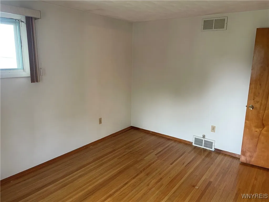 4 Debby Lane, Gates, New York 14606, Gates, New York 14606, 4 Bedrooms Bedrooms, 7 Rooms Rooms,1 BathroomBathrooms,Residential,For Sale,4 Debby Lane, Gates, New York 14606,B1622590