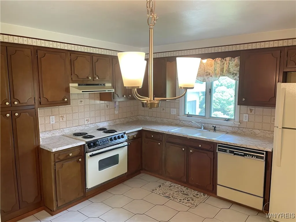 4 Debby Lane, Gates, New York 14606, Gates, New York 14606, 4 Bedrooms Bedrooms, 7 Rooms Rooms,1 BathroomBathrooms,Residential,For Sale,4 Debby Lane, Gates, New York 14606,B1622590