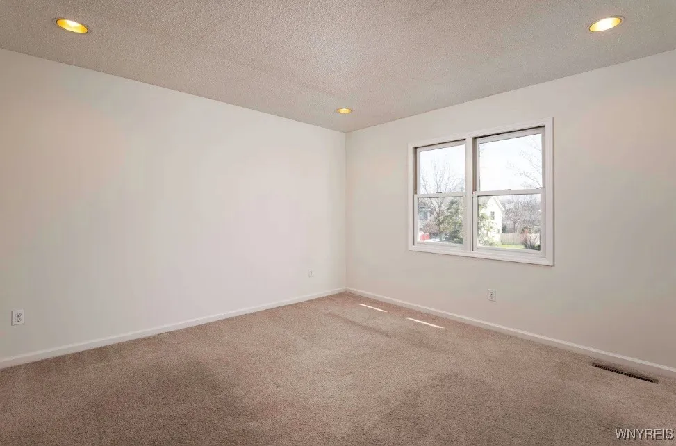 70 Hobnail, Amherst, New York 14051, Amherst, New York 14051, 3 Bedrooms Bedrooms, 5 Rooms Rooms,2 BathroomsBathrooms,Residential Lease,For Rent,70 Hobnail, Amherst, New York 14051,B1622732