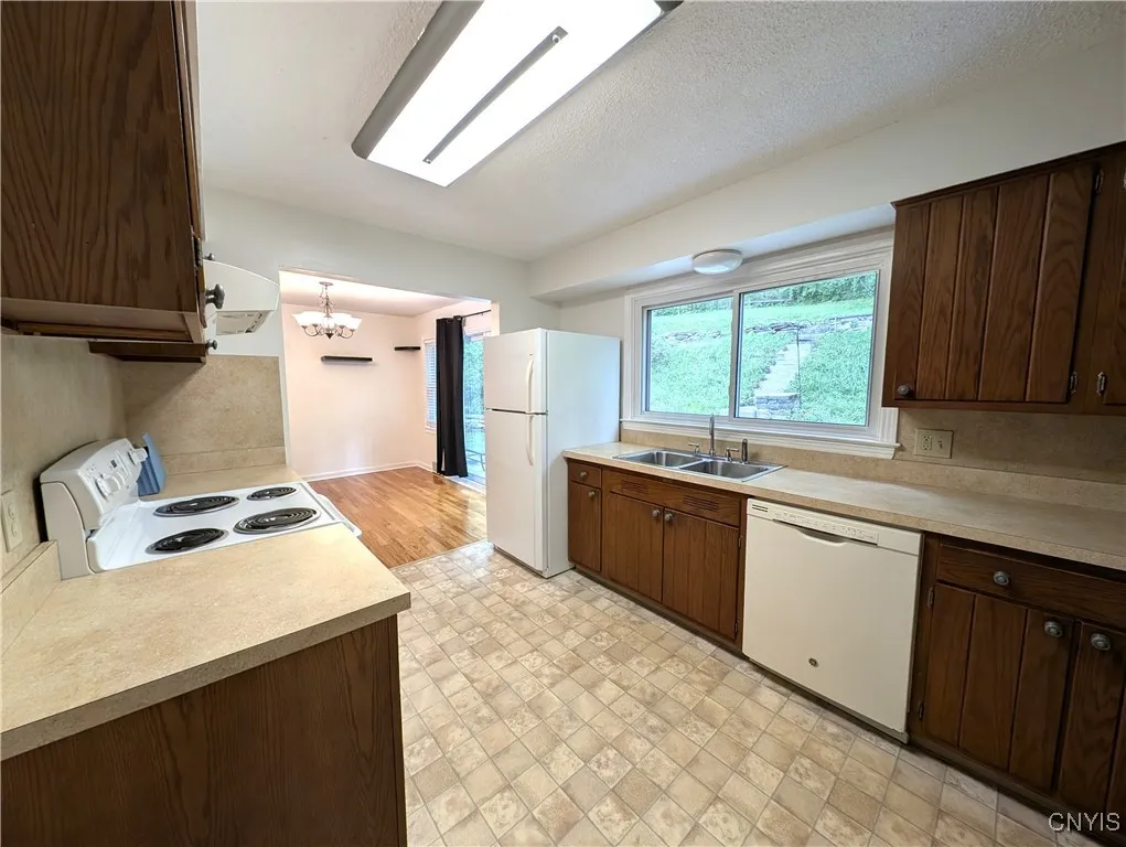 206 Haffenden Road, Syracuse, New York 13210, Syracuse, New York 13210, 4 Bedrooms Bedrooms, 7 Rooms Rooms,1 BathroomBathrooms,Residential,For Sale,206 Haffenden Road, Syracuse, New York 13210,S1621893