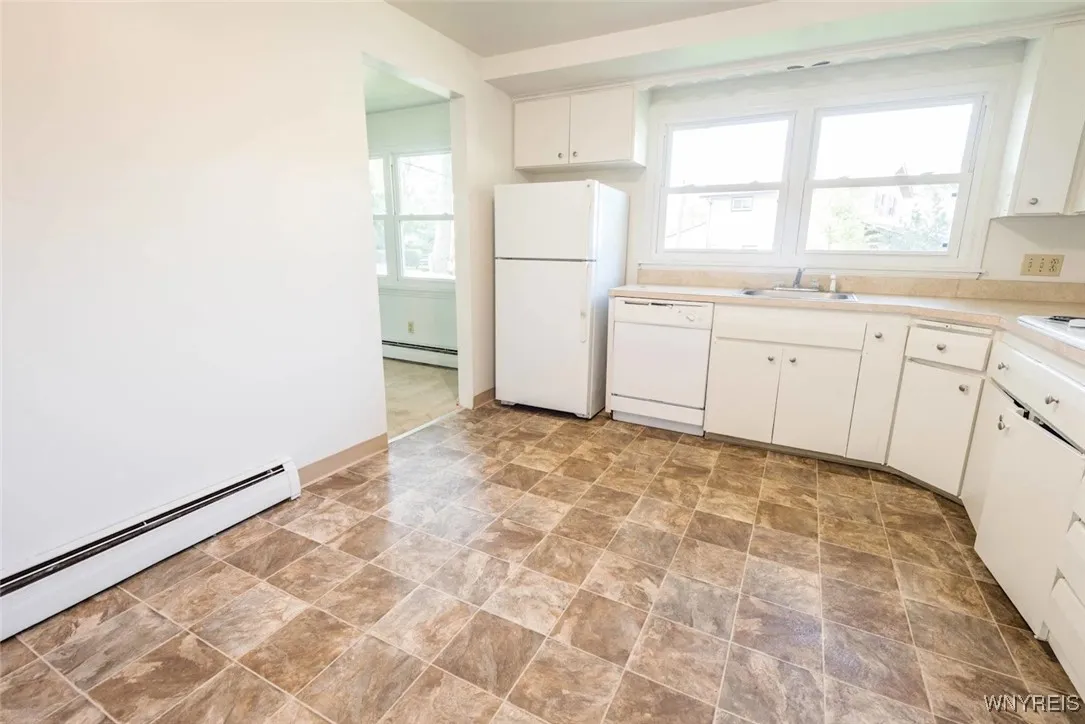 40 Dalewood, Amherst, New York 14228, Amherst, New York 14228, 3 Bedrooms Bedrooms, 4 Rooms Rooms,1 BathroomBathrooms,Residential Lease,For Rent,40 Dalewood, Amherst, New York 14228,B1622741