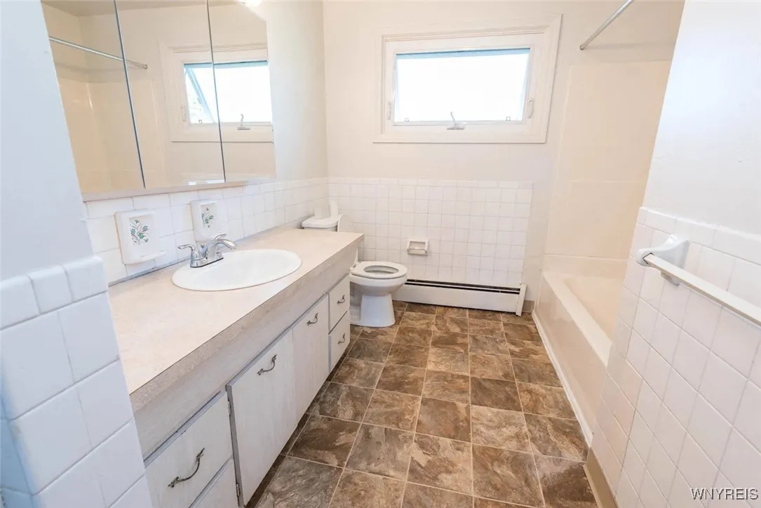 40 Dalewood, Amherst, New York 14228, Amherst, New York 14228, 3 Bedrooms Bedrooms, 4 Rooms Rooms,1 BathroomBathrooms,Residential Lease,For Rent,40 Dalewood, Amherst, New York 14228,B1622741