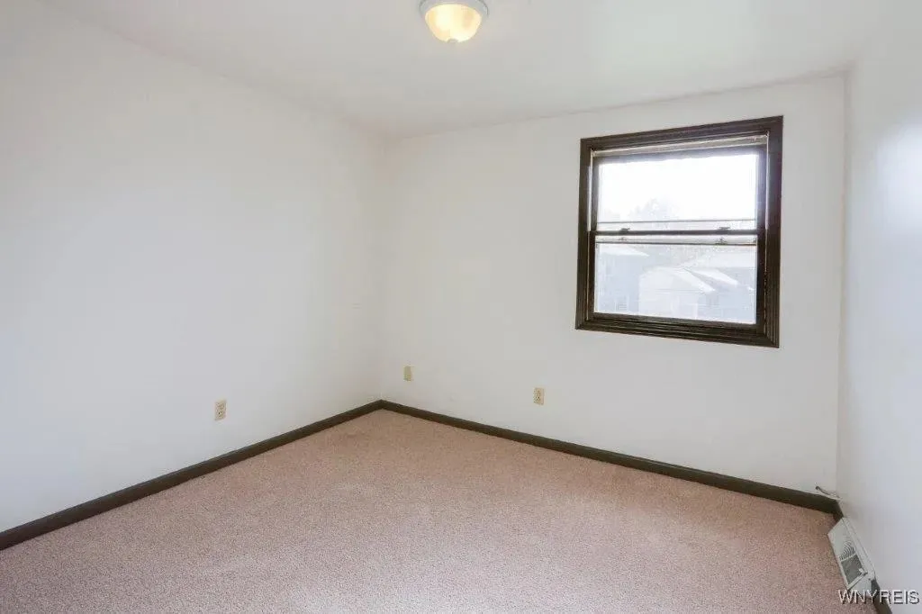 22 West Summerset, Amherst, New York 14228, Amherst, New York 14228, 3 Bedrooms Bedrooms, 4 Rooms Rooms,1 BathroomBathrooms,Residential Lease,For Rent,22 West Summerset, Amherst, New York 14228,B1622838