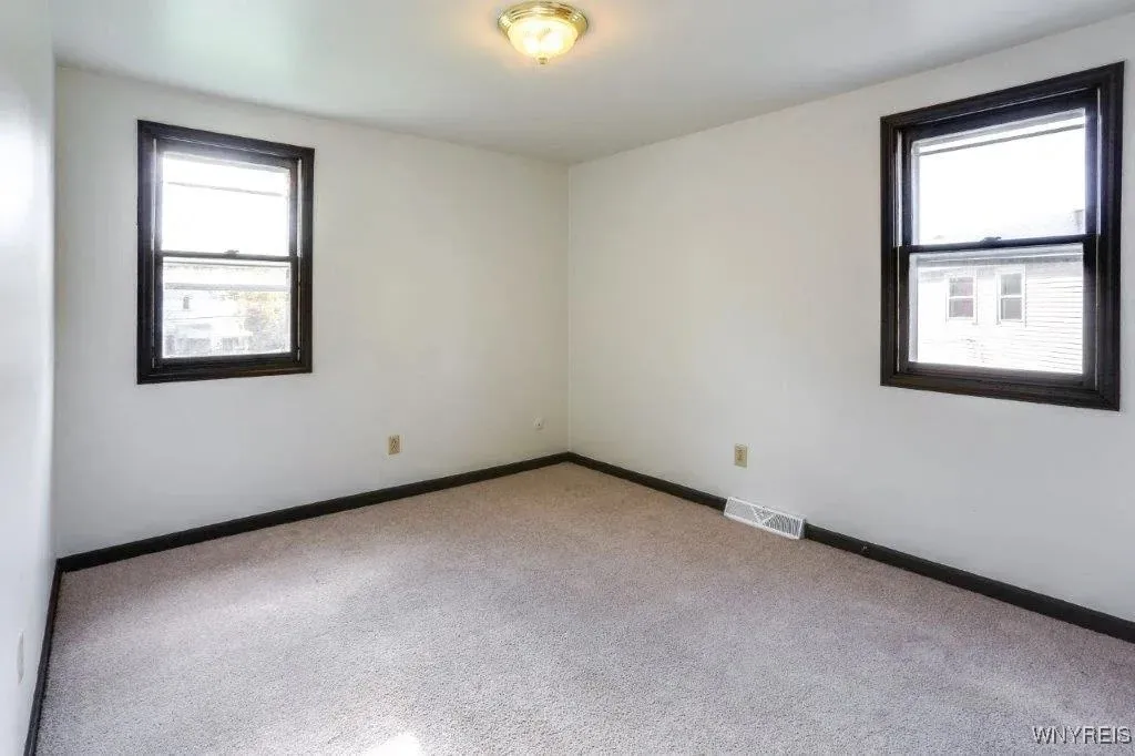 22 West Summerset, Amherst, New York 14228, Amherst, New York 14228, 3 Bedrooms Bedrooms, 4 Rooms Rooms,1 BathroomBathrooms,Residential Lease,For Rent,22 West Summerset, Amherst, New York 14228,B1622838