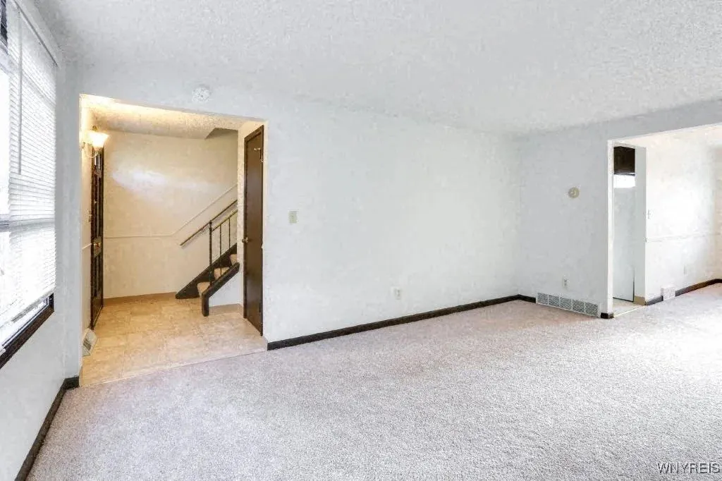 22 West Summerset, Amherst, New York 14228, Amherst, New York 14228, 3 Bedrooms Bedrooms, 4 Rooms Rooms,1 BathroomBathrooms,Residential Lease,For Rent,22 West Summerset, Amherst, New York 14228,B1622838