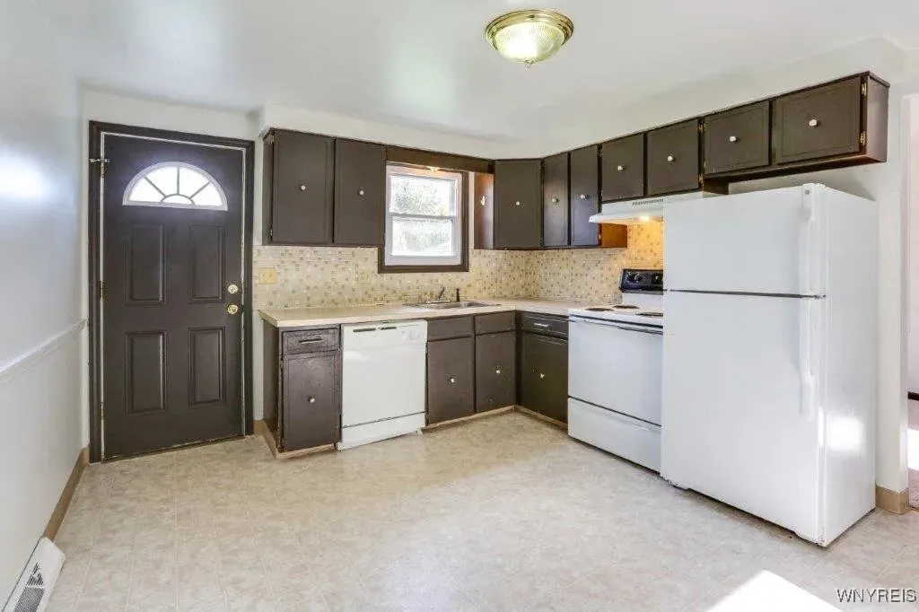 22 West Summerset, Amherst, New York 14228, Amherst, New York 14228, 3 Bedrooms Bedrooms, 4 Rooms Rooms,1 BathroomBathrooms,Residential Lease,For Rent,22 West Summerset, Amherst, New York 14228,B1622838