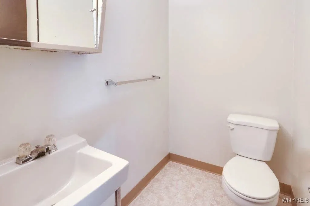 22 West Summerset, Amherst, New York 14228, Amherst, New York 14228, 3 Bedrooms Bedrooms, 4 Rooms Rooms,1 BathroomBathrooms,Residential Lease,For Rent,22 West Summerset, Amherst, New York 14228,B1622838