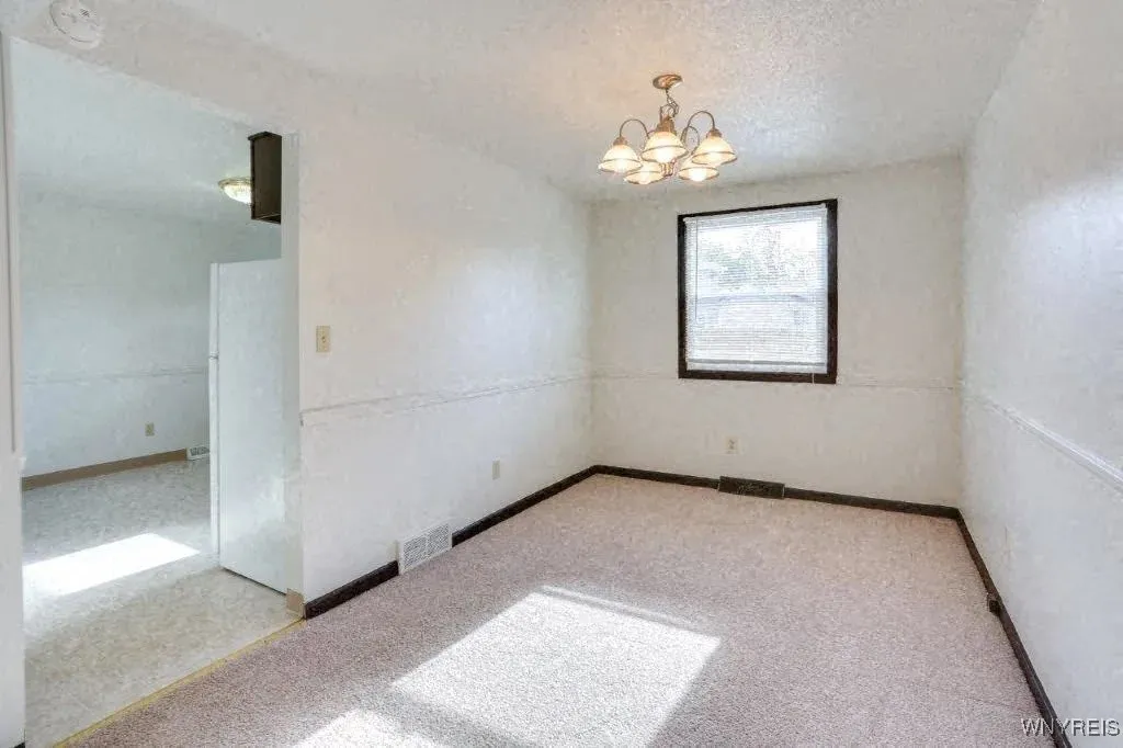 22 West Summerset, Amherst, New York 14228, Amherst, New York 14228, 3 Bedrooms Bedrooms, 4 Rooms Rooms,1 BathroomBathrooms,Residential Lease,For Rent,22 West Summerset, Amherst, New York 14228,B1622838
