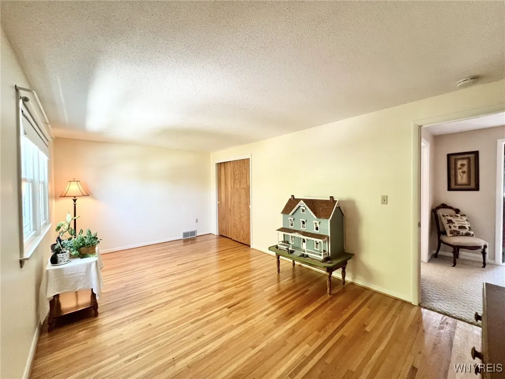 Large Bedroom/SE