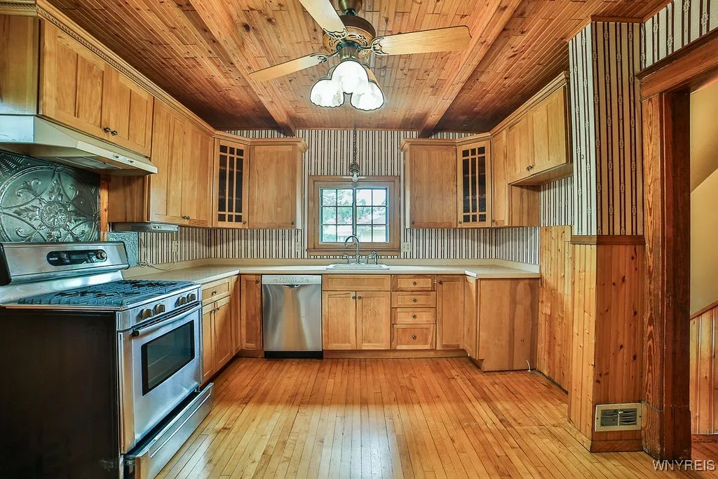 Large Eat-in kitchen