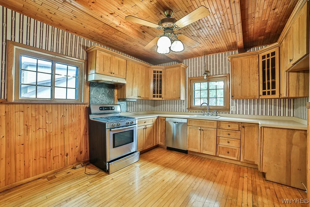 Large Eat-in kitchen