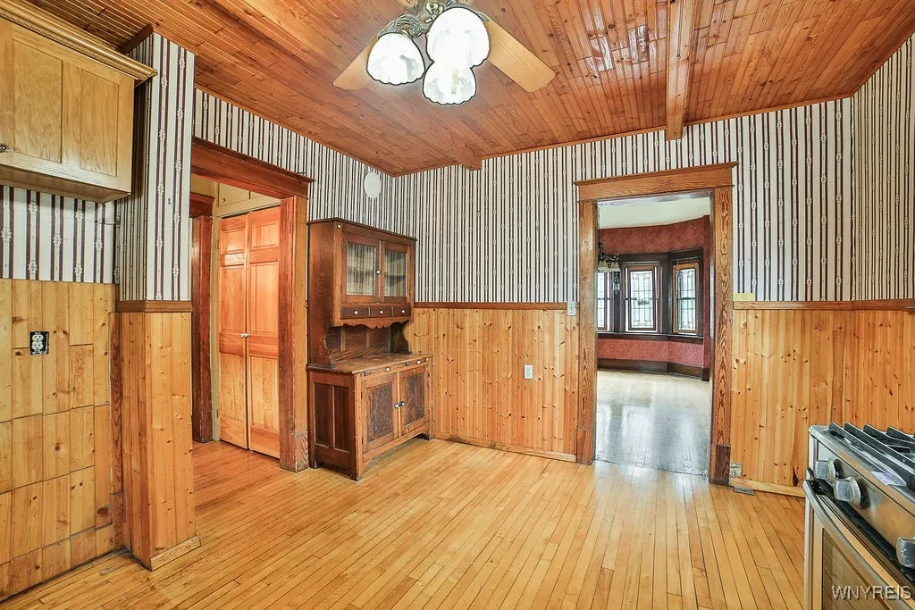 Large Eat-in kitchen