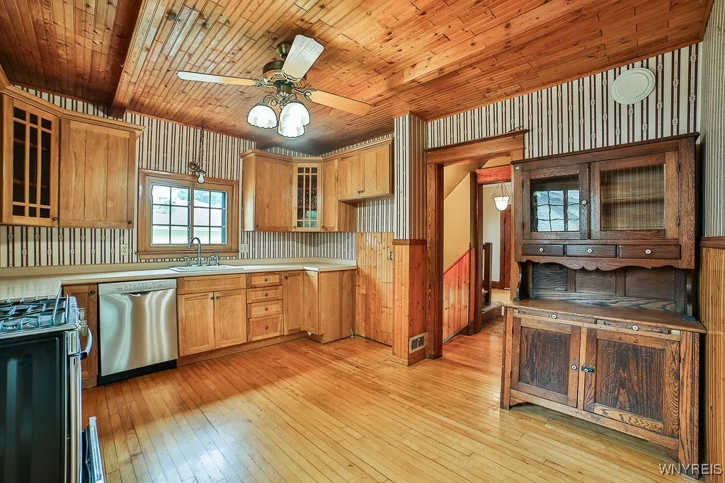 Large Eat-in kitchen