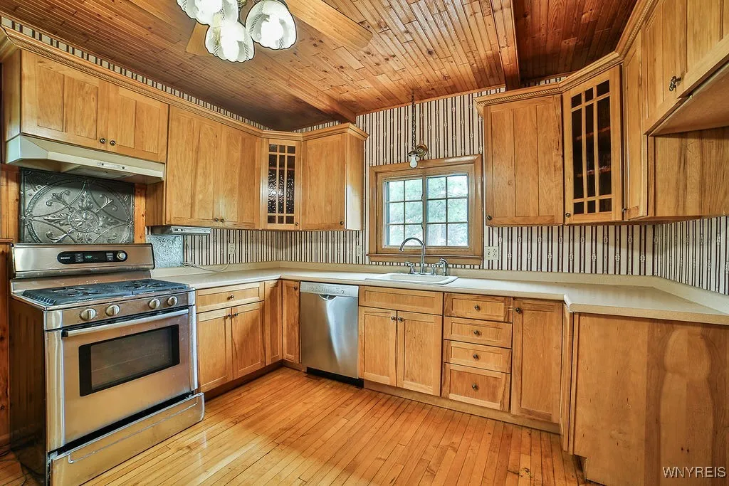 Large Eat-in kitchen