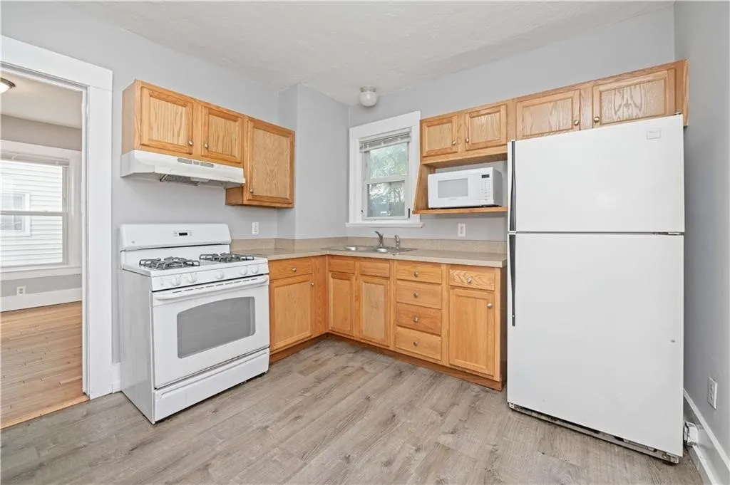 174 Barton Street, Rochester, New York 14611, Rochester, New York 14611, 4 Bedrooms Bedrooms, 10 Rooms Rooms,2 BathroomsBathrooms,Residential,For Sale,174 Barton Street, Rochester, New York 14611,R1622582