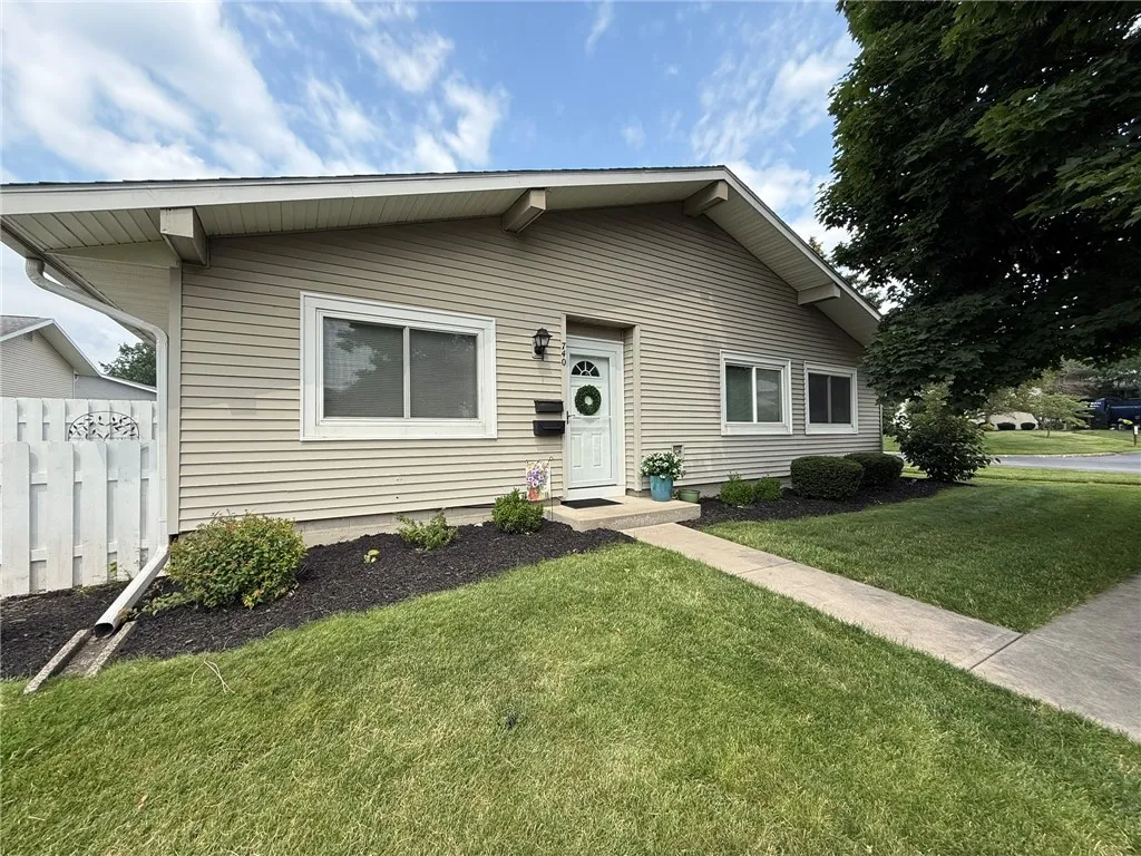 740 Eastbrooke Lane, Brighton, New York 14618, Brighton, New York 14618, 2 Bedrooms Bedrooms, 5 Rooms Rooms,1 BathroomBathrooms,Residential Lease,For Rent,740 Eastbrooke Lane, Brighton, New York 14618,R1622417