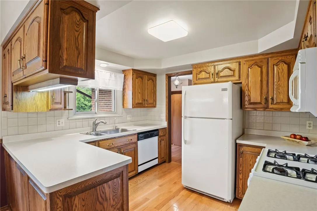 1076 Hrezent View Lane, Webster, New York 14580, Webster, New York 14580, 3 Bedrooms Bedrooms, 6 Rooms Rooms,2 BathroomsBathrooms,Residential,For Sale,1076 Hrezent View Lane, Webster, New York 14580,R1622535