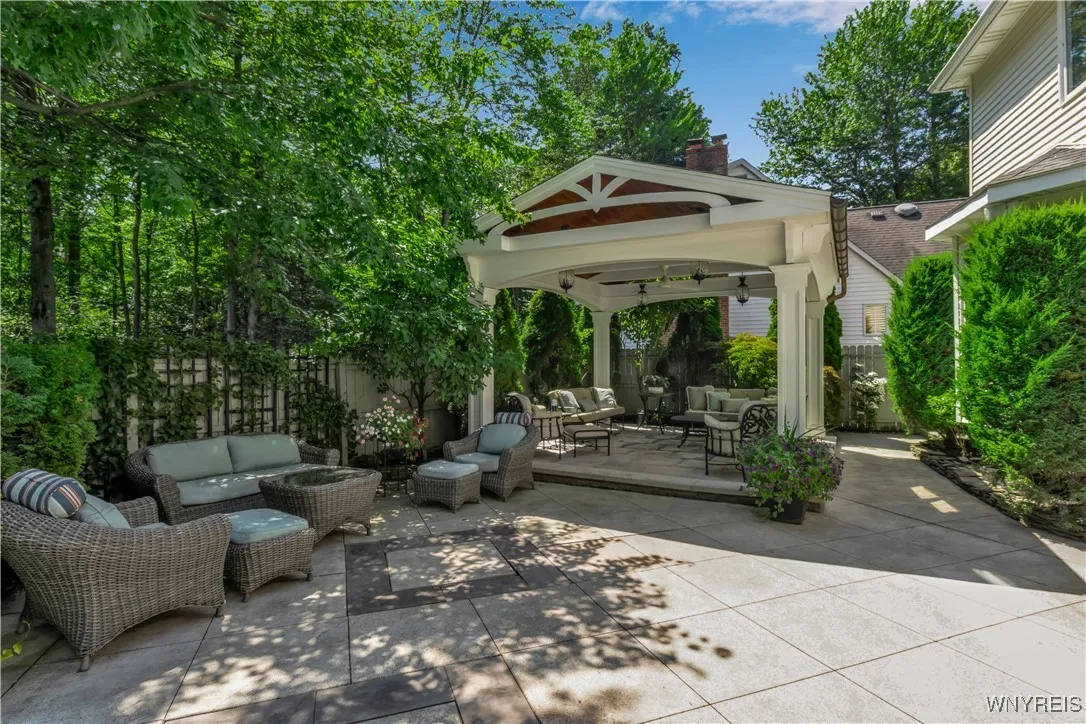 8409 Bridlewood Drive, Clarence, New York 14051, Clarence, New York 14051, 4 Bedrooms Bedrooms, 11 Rooms Rooms,2 BathroomsBathrooms,Residential,For Sale,8409 Bridlewood Drive, Clarence, New York 14051,B1621356
