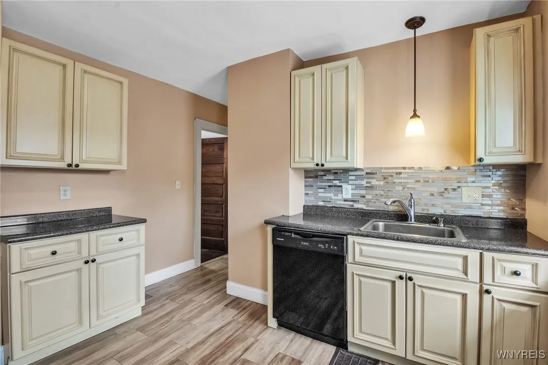 118 Auburn Avenue, Buffalo, New York 14213, Buffalo, New York 14213, 4 Bedrooms Bedrooms, ,2 BathroomsBathrooms,Residential,For Sale,118 Auburn Avenue, Buffalo, New York 14213,B1622822