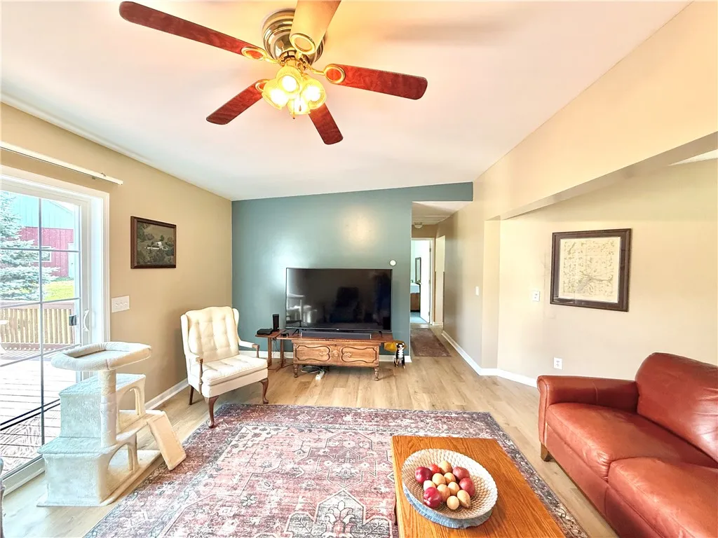Open spacious livingroom/diningroom area.