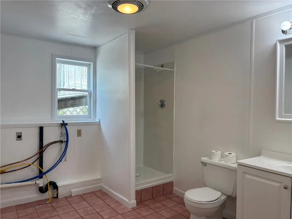 lower level bathroom with laundry hookups