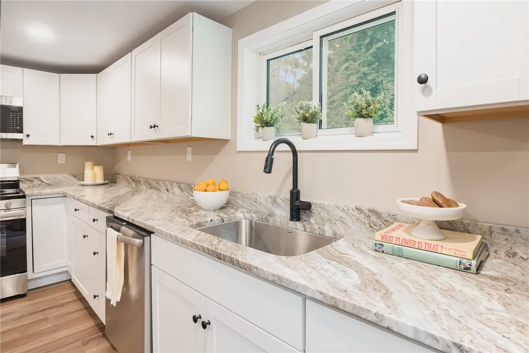 NEW -KITCHEN  WITH GRANITE & STAINLESS  APPLICANCES