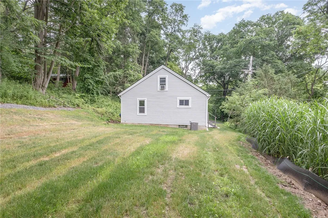 NEW -   BEAUTIFUL  COUNTRY SETTING