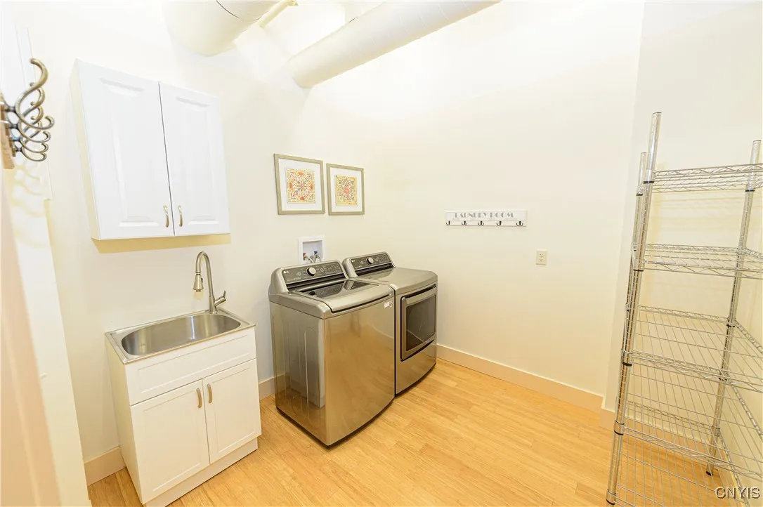 435 South Warren Street 2, Syracuse, New York 1320, Syracuse, New York 13202, 1 Bedroom Bedrooms, 12 Rooms Rooms,2 BathroomsBathrooms,Residential Lease,For Rent,435 South Warren Street 2, Syracuse, New York 1320,S1622872
