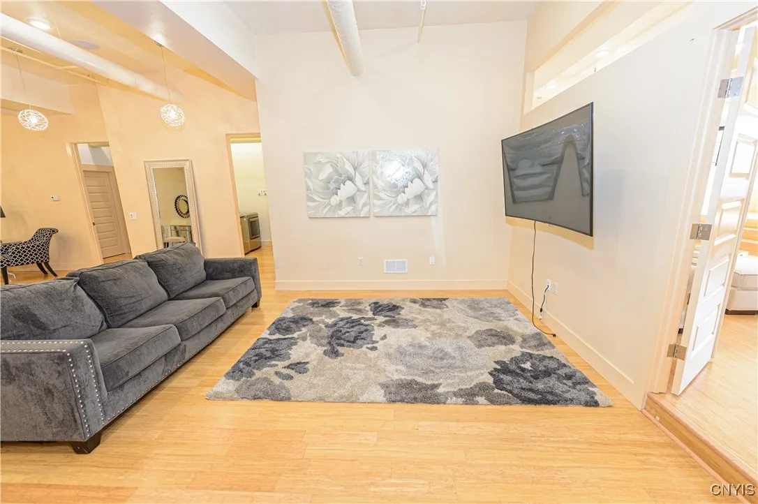 435 South Warren Street 2, Syracuse, New York 1320, Syracuse, New York 13202, 1 Bedroom Bedrooms, 12 Rooms Rooms,2 BathroomsBathrooms,Residential Lease,For Rent,435 South Warren Street 2, Syracuse, New York 1320,S1622872