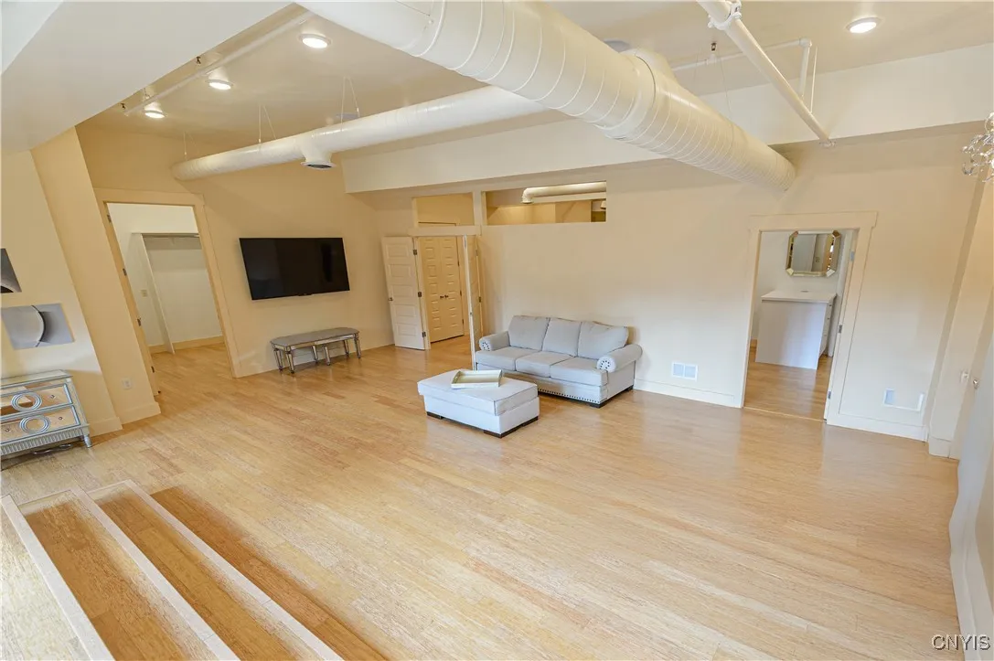 435 South Warren Street 2, Syracuse, New York 1320, Syracuse, New York 13202, 1 Bedroom Bedrooms, 12 Rooms Rooms,2 BathroomsBathrooms,Residential Lease,For Rent,435 South Warren Street 2, Syracuse, New York 1320,S1622872