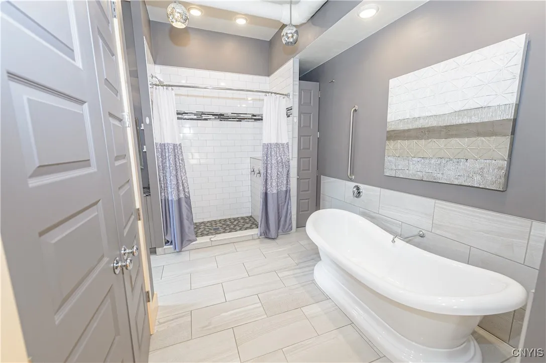 435 South Warren Street 2, Syracuse, New York 1320, Syracuse, New York 13202, 1 Bedroom Bedrooms, 12 Rooms Rooms,2 BathroomsBathrooms,Residential Lease,For Rent,435 South Warren Street 2, Syracuse, New York 1320,S1622872