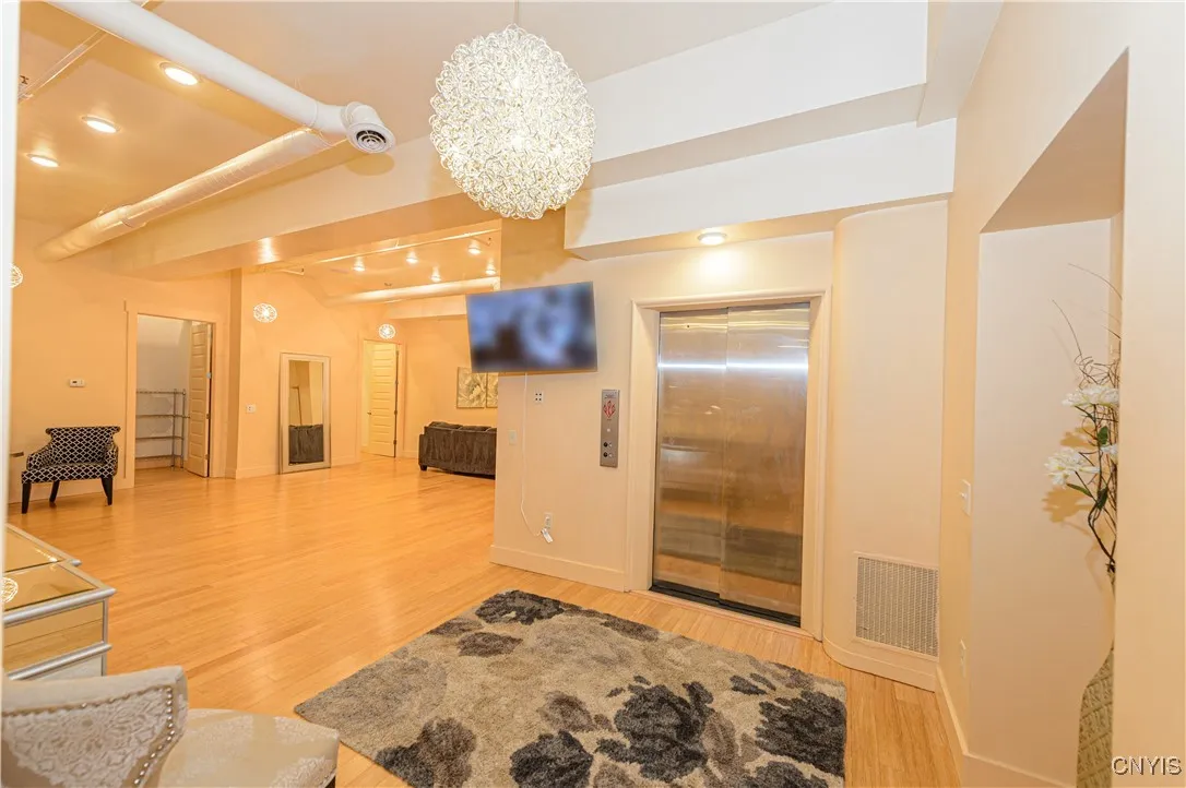 435 South Warren Street 2, Syracuse, New York 1320, Syracuse, New York 13202, 1 Bedroom Bedrooms, 12 Rooms Rooms,2 BathroomsBathrooms,Residential Lease,For Rent,435 South Warren Street 2, Syracuse, New York 1320,S1622872