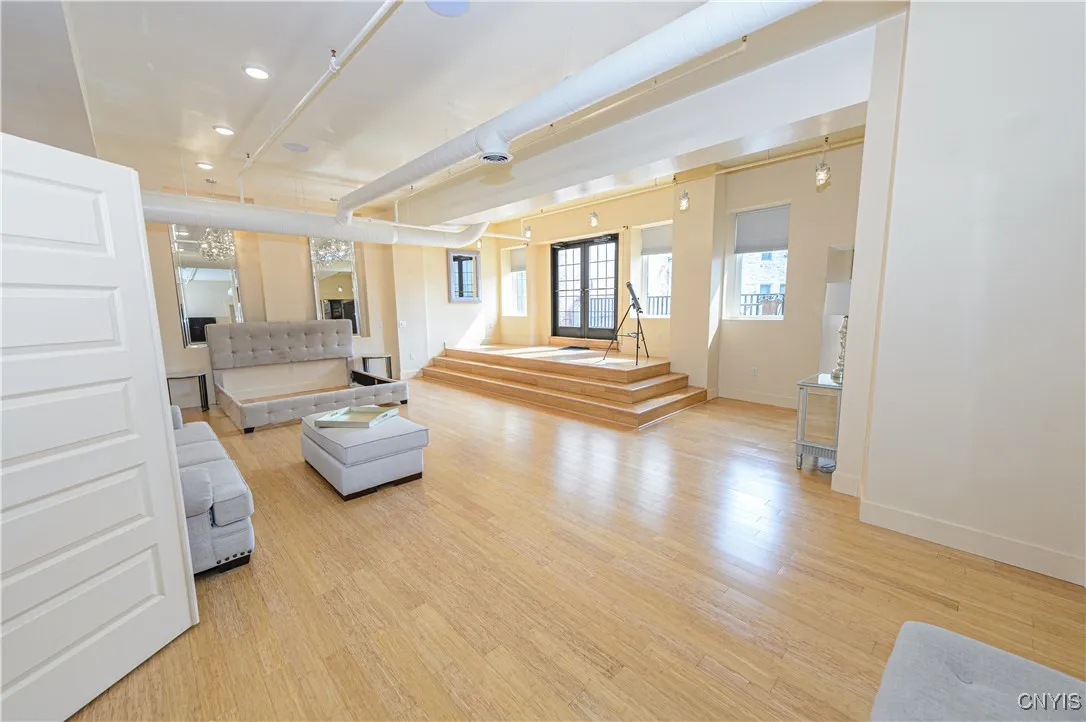 435 South Warren Street 2, Syracuse, New York 1320, Syracuse, New York 13202, 1 Bedroom Bedrooms, 12 Rooms Rooms,2 BathroomsBathrooms,Residential Lease,For Rent,435 South Warren Street 2, Syracuse, New York 1320,S1622872
