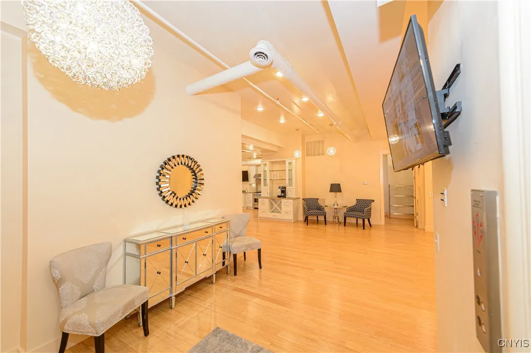435 South Warren Street 2, Syracuse, New York 1320, Syracuse, New York 13202, 1 Bedroom Bedrooms, 12 Rooms Rooms,2 BathroomsBathrooms,Residential Lease,For Rent,435 South Warren Street 2, Syracuse, New York 1320,S1622872
