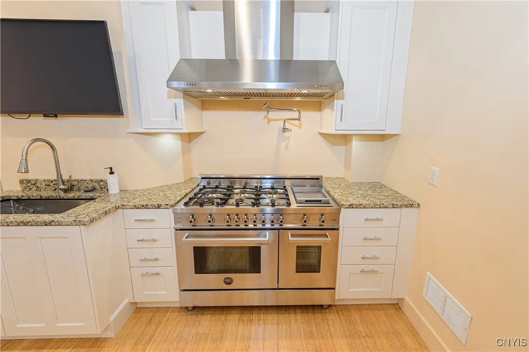 435 South Warren Street 2, Syracuse, New York 1320, Syracuse, New York 13202, 1 Bedroom Bedrooms, 12 Rooms Rooms,2 BathroomsBathrooms,Residential Lease,For Rent,435 South Warren Street 2, Syracuse, New York 1320,S1622872