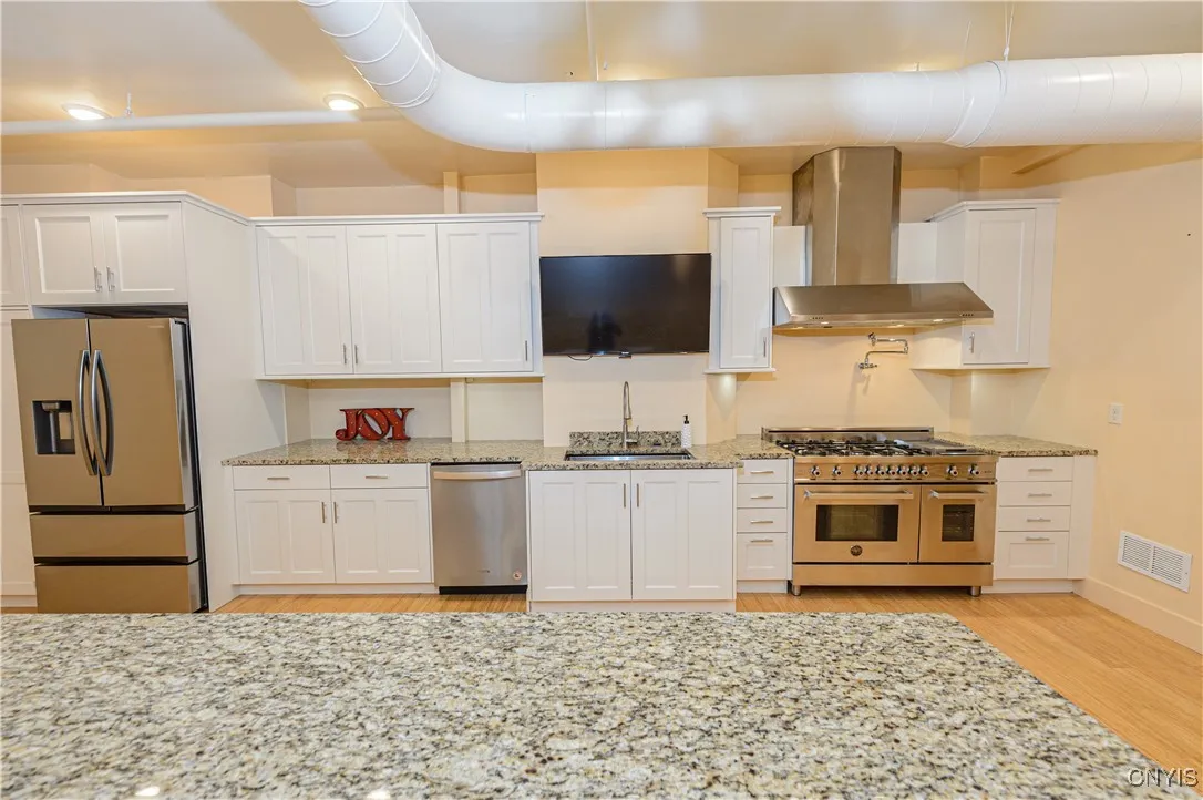 435 South Warren Street 2, Syracuse, New York 1320, Syracuse, New York 13202, 1 Bedroom Bedrooms, 12 Rooms Rooms,2 BathroomsBathrooms,Residential Lease,For Rent,435 South Warren Street 2, Syracuse, New York 1320,S1622872