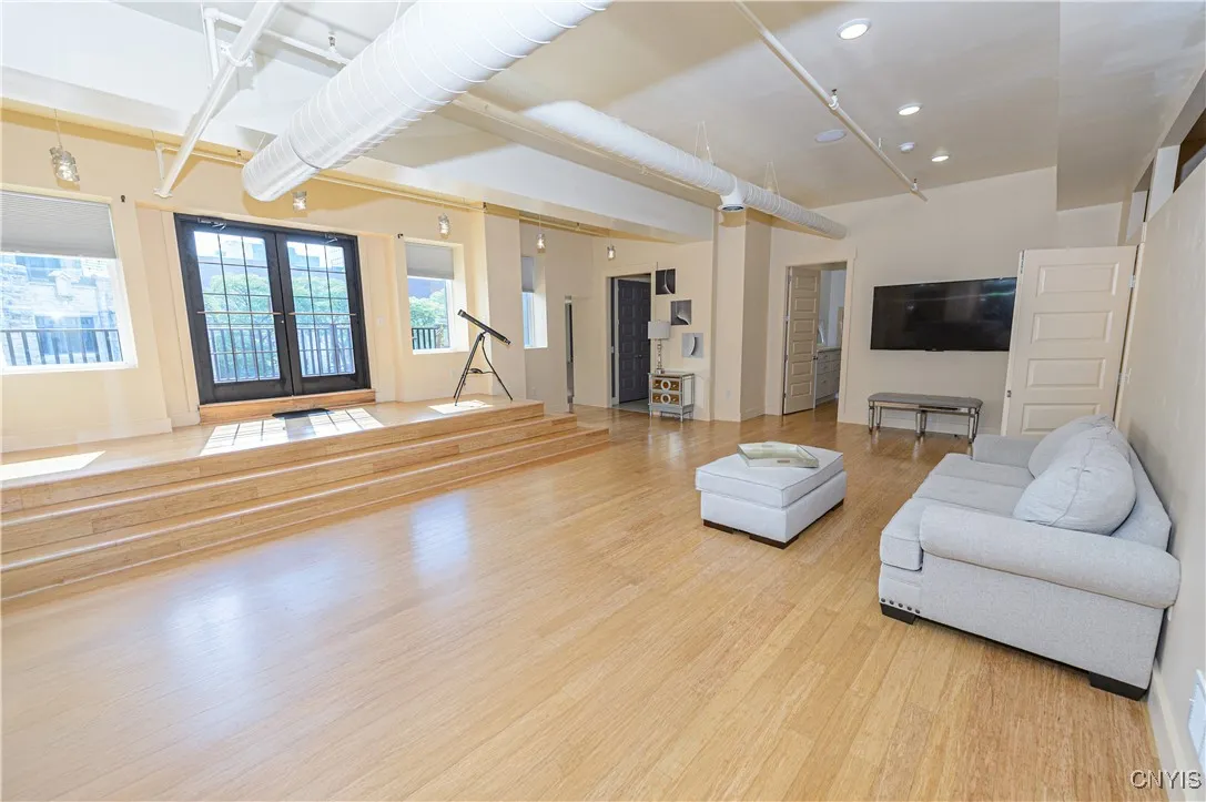 435 South Warren Street 2, Syracuse, New York 1320, Syracuse, New York 13202, 1 Bedroom Bedrooms, 12 Rooms Rooms,2 BathroomsBathrooms,Residential Lease,For Rent,435 South Warren Street 2, Syracuse, New York 1320,S1622872