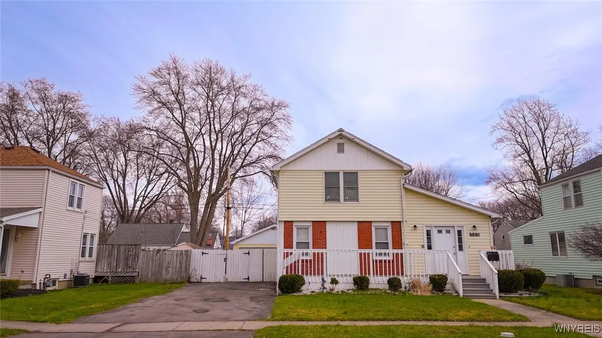 523 76th Street, Niagara Falls, New York 14304, Niagara Falls, New York 14304, 3 Bedrooms Bedrooms, 9 Rooms Rooms,1 BathroomBathrooms,Residential,For Sale,523 76th Street, Niagara Falls, New York 14304,B1622871