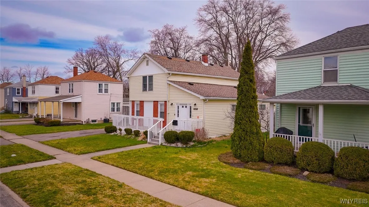523 76th Street, Niagara Falls, New York 14304, Niagara Falls, New York 14304, 3 Bedrooms Bedrooms, 9 Rooms Rooms,1 BathroomBathrooms,Residential,For Sale,523 76th Street, Niagara Falls, New York 14304,B1622871