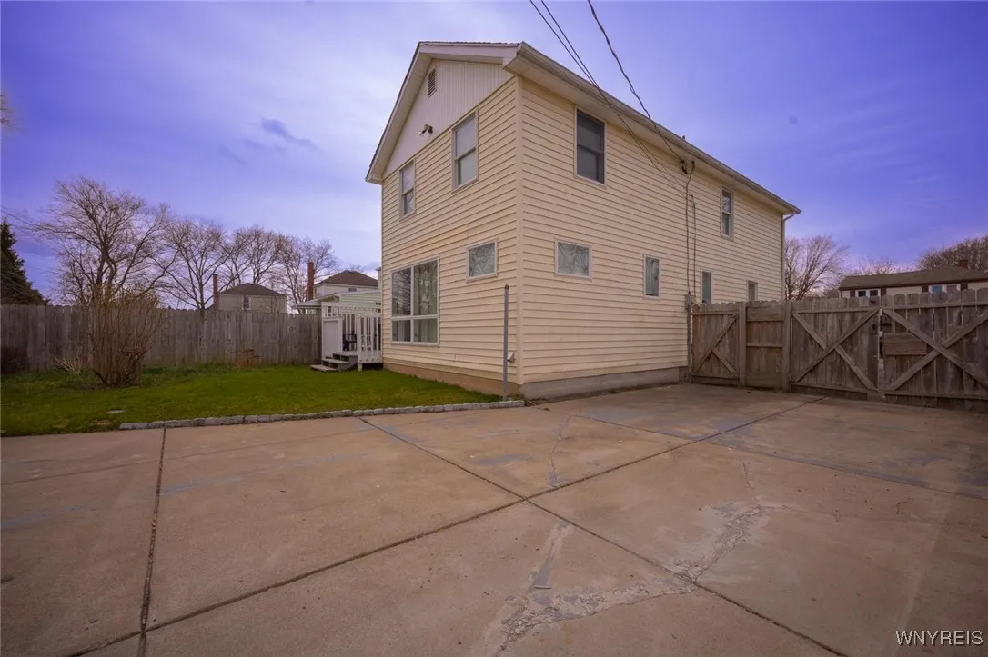 523 76th Street, Niagara Falls, New York 14304, Niagara Falls, New York 14304, 3 Bedrooms Bedrooms, 9 Rooms Rooms,1 BathroomBathrooms,Residential,For Sale,523 76th Street, Niagara Falls, New York 14304,B1622871