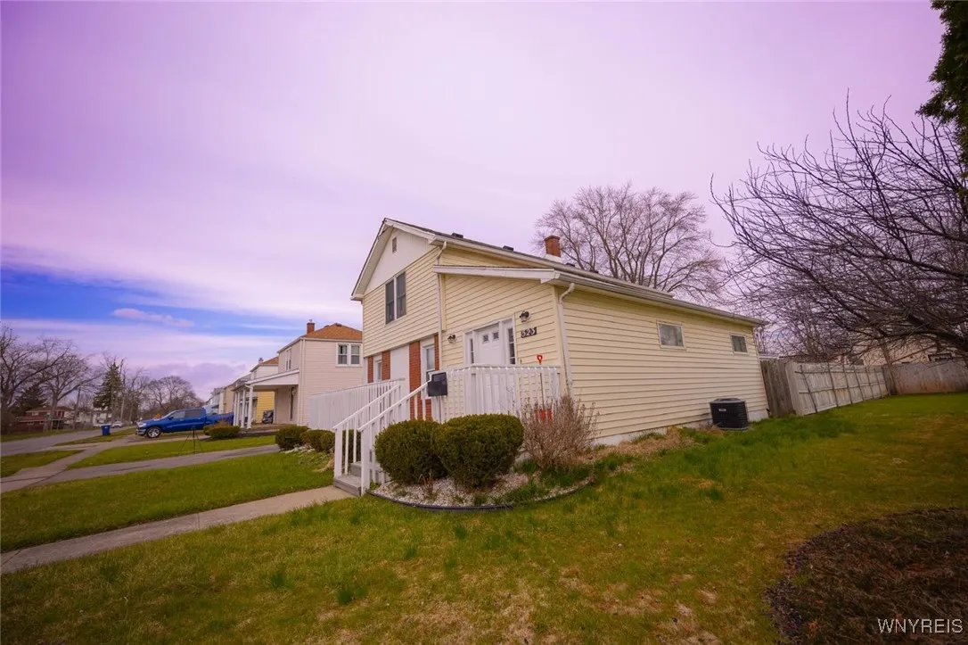 523 76th Street, Niagara Falls, New York 14304, Niagara Falls, New York 14304, 3 Bedrooms Bedrooms, 9 Rooms Rooms,1 BathroomBathrooms,Residential,For Sale,523 76th Street, Niagara Falls, New York 14304,B1622871
