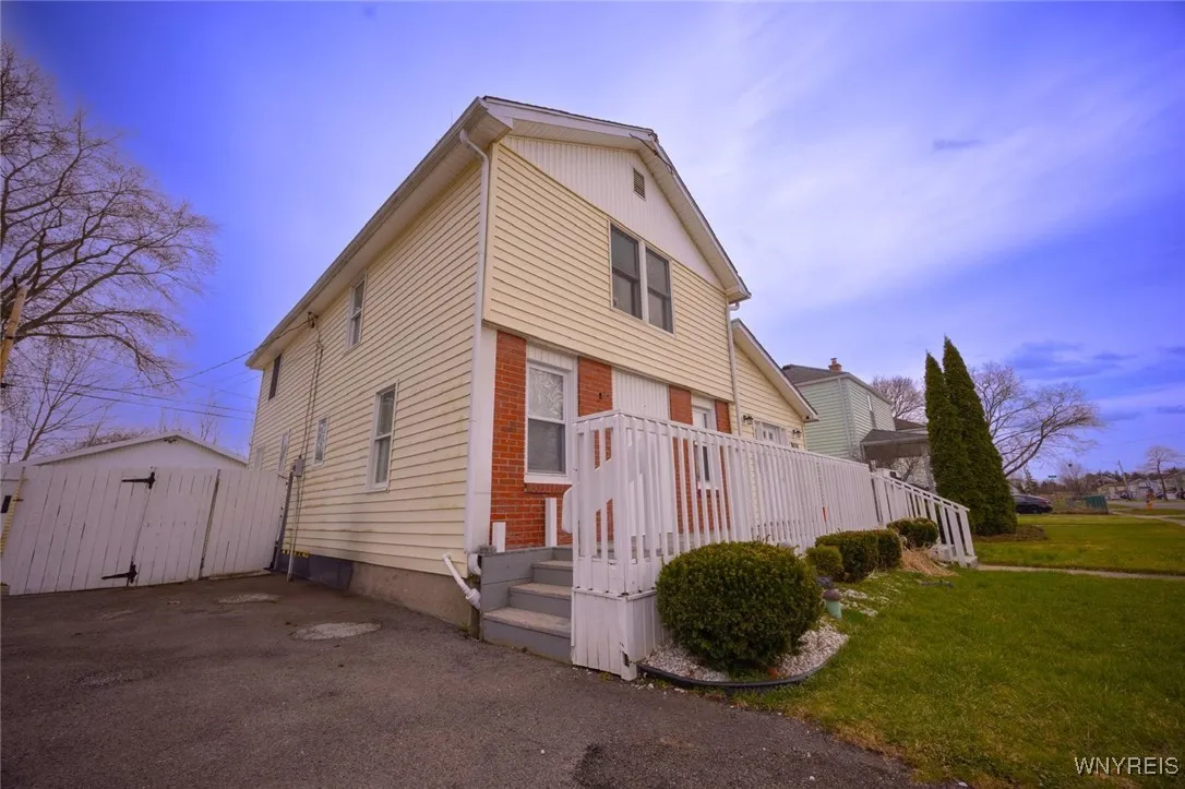 523 76th Street, Niagara Falls, New York 14304, Niagara Falls, New York 14304, 3 Bedrooms Bedrooms, 9 Rooms Rooms,1 BathroomBathrooms,Residential,For Sale,523 76th Street, Niagara Falls, New York 14304,B1622871