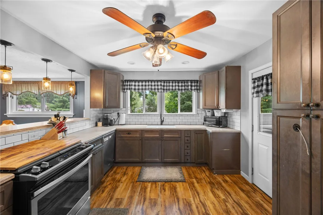 3545 Walworth Rd, Walworth, New York 14568, Walworth, New York 14568, 5 Bedrooms Bedrooms, 10 Rooms Rooms,2 BathroomsBathrooms,Residential,For Sale,3545 Walworth Rd, Walworth, New York 14568,R1622560