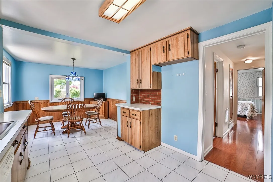 Nice, bright eating area in the kitchen.