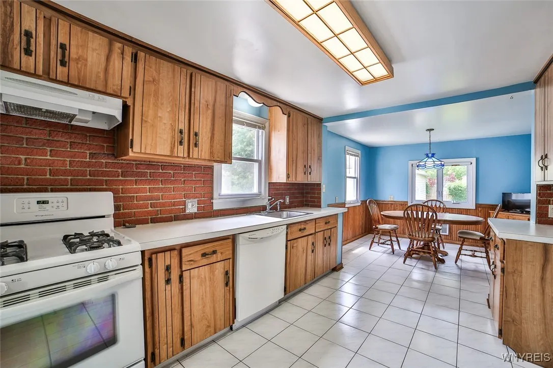 Dishwasher and stove are in great shape. So much space here!