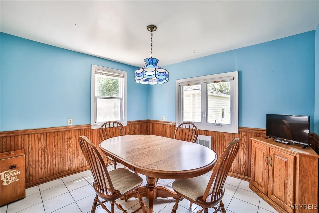 Room for everyone here! Plenty of space for a large table.